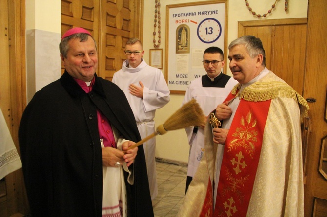 Borki. Poświęcenie witraży