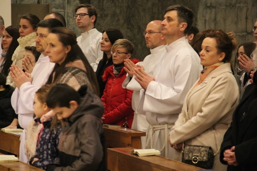 Kandydaci do diakonatu stałego przyjmują posługi