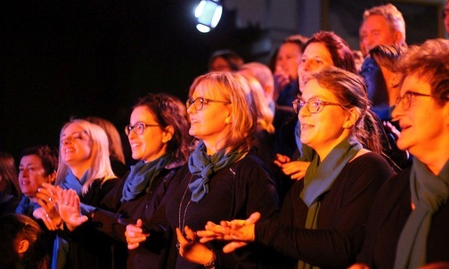 Chórzyści z zaangażowaniem śpiewali i zachęcali do żywiołowowści w uwielbianiu Pana w starobielskim kościele ewangelicko-augsburskim.