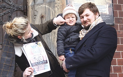 Rodzina Zdobylaków z plakatem promującym akcję.