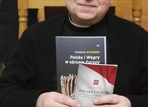 Ks. Maciej Józefowicz z książkami o historii Polaków i Węgrów.