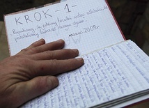 ▲	Bohater pokazuje swoje notatki z programu 12 kroków.