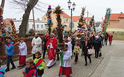 Chcesz zobaczyć najwyższe i najpiękniejsze okolicznościowe wiązanki w regionie? W Niedzielę Palmową musisz się tu wybrać.