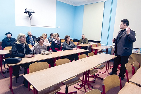 ▲	Zdjęcie ze spotkania w salce parafialnej świdnickiej fary  przy ul. Wałbrzyskiej.