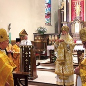 Błogosławieństwo biskupie zakończyło liturgię.