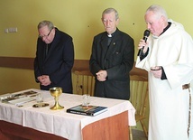 Goście spotkania o papieżu Polaku i o. Józef Klimurczyk  (po prawej) u hermanickich dominikanów.