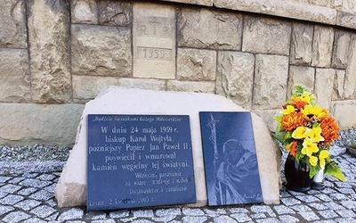 Tablica upamiętniająca wmurowanie przez  bp. Karola Wojtyłę kamienia węgielnego kościoła.
