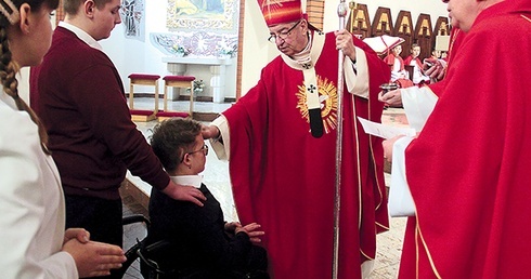 Młodych w rumskiej parafii bierzmował metropolita gdański.