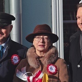 Inskrypcję odsłonili m.in. Jarosław Białk, starosta pucki, wnuczka A. Miotka – Grażyna Miotk-Szpiganowicz oraz prezydent Andrzej Duda.