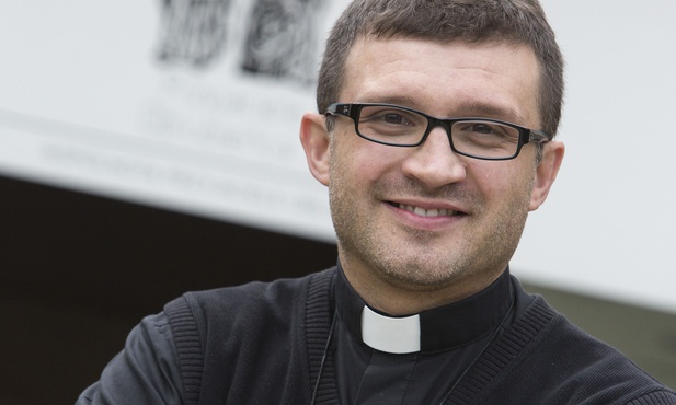 Ks. Krzysztof w wielu miejscach w Polsce prowadzi także rekolekcje halowe.