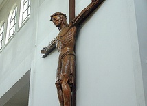 ►	Krzyż nad prezbiterium w kościele Matki Bożej Kochawińskiej w Gliwicach.