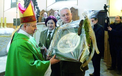 ▲	Leśnicy ofiarowali bp. Henrykowi Tomasikowi obraz  oraz szaty i paramenty liturgiczne, prosząc,  by przekazał je na misje. 