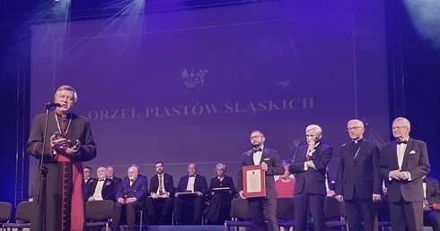 Abp Józef Kupny z Orłem Piastów Śląskich