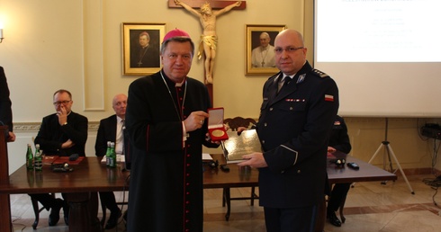 Medal 100. rocznicy powstania Policji Państwowej dla abp. Józefa Kupnego