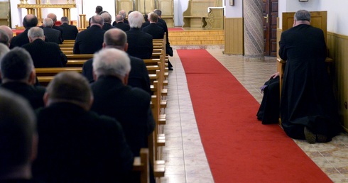 Po nabożeństwie pokutnym, połączonym z rachunkiem sumienia, księża przystąpili do sakramentu pokuty i pojednania.