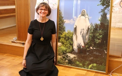 Siostra Małgorzata Kobylarz w ośrodku oazowym w Dąbrówce przy fotografii figury Niepokalanej, Matki Kościoła, która znajduje się w centrum Ruchu w Krościenku nad Dunajcem.
