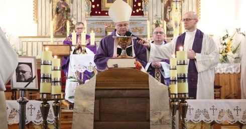 Ostatnie pożegnanie śp. ks. Andrzeja Tarabuły w Małomicach