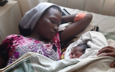 "Tam matki i dzieci często umierają po porodzie". Prof. Chazan organizuje pomoc dla kobiet w Afryce