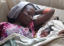 "Tam matki i dzieci często umierają po porodzie". Prof. Chazan organizuje pomoc dla kobiet w Afryce