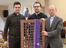 (Od lewej) 
– „Nadzieja” to spore przedsiębiorstwo: ośrodek, poradnie, dom dziecka, hostel – wylicza ks. Kamil Kaczor. 	
– „Wyspowiadam się i odczepią się ode mnie” – myślałem przed 25 laty – opowiada Paweł Kurz z Anti Babylon System.  
– W dobrym domu człowiek wytrzyma przez długi czas – powtarza ks. Józef Walusiak, założyciel ośrodka.