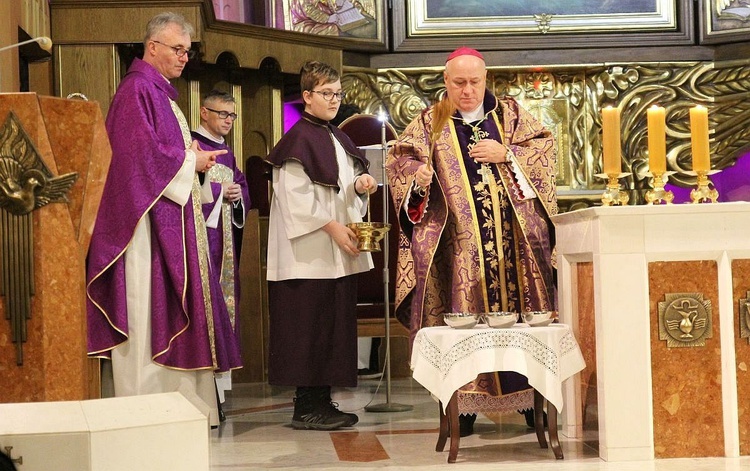 Bp Greger pobłogosławił popiół, którym księża posypali głowy uczestników liturgii.