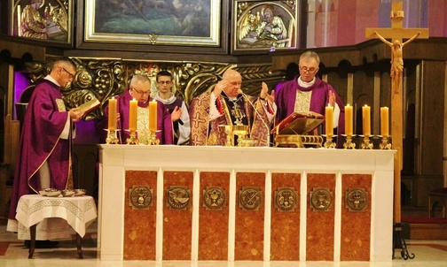Liturgia Środy Popielcowej w bielskiej katedrze. Od lewej: ks. Robert Kasprowski, ks. prałat Zbigniew Powada, bp Piotr Greger, ks. proboszcz Antoni Młoczek.