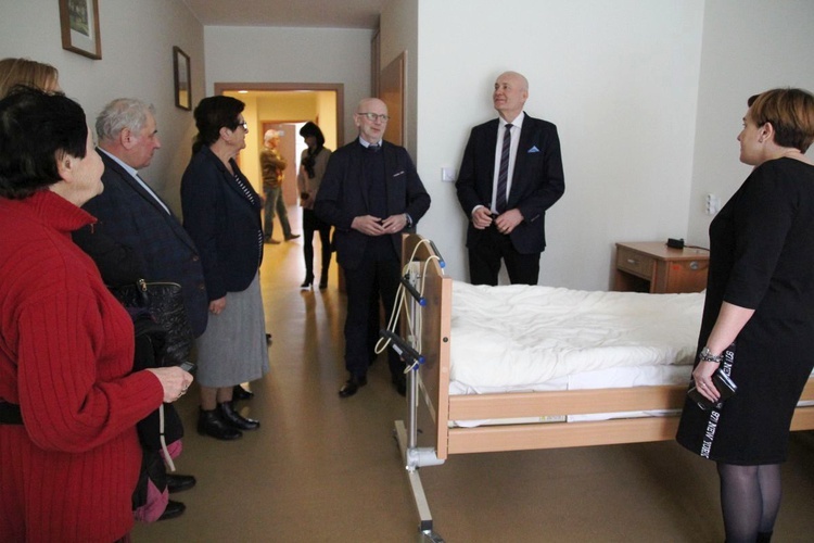 Nowe łóżka dla Hospicjum św. Jana Pawła II od Grupy Lotos