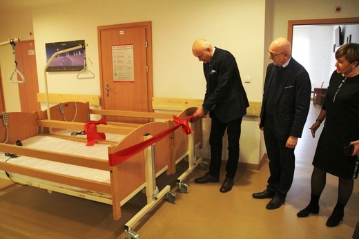 Nowe łóżka dla Hospicjum św. Jana Pawła II od Grupy Lotos