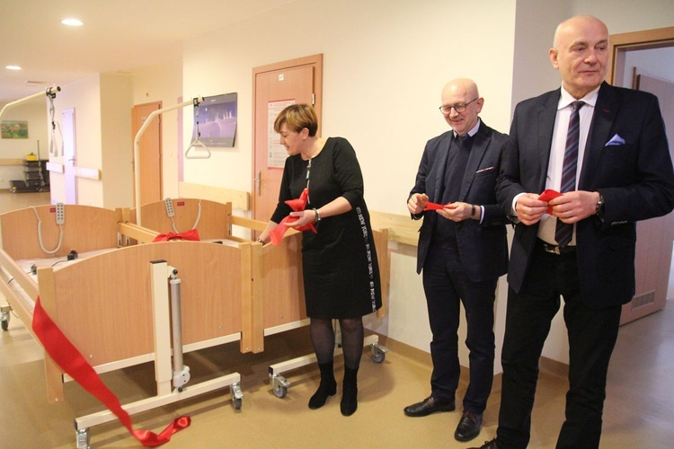 Nowe łóżka dla Hospicjum św. Jana Pawła II od Grupy Lotos