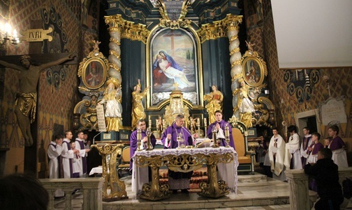 Liturgia Środy Popielcowej w żywieckiej konkatedrze. Od lewej: ks. Grzegorz Gruszecki, bp Roman Pindel i ks. Piotr Góra.