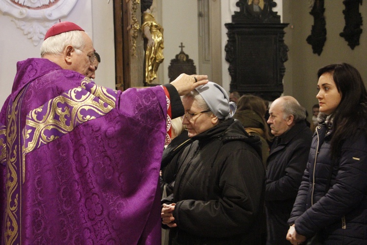 Środa Popielcowa w łowickiej katedrze