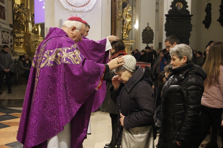 Środa Popielcowa w łowickiej katedrze