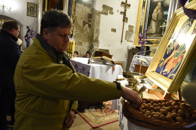 Popielec i orzechy św. Świerada w Tropiu