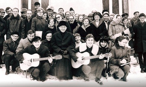 Ks. Blachnicki z oazowiczami przed domem na Sławinku (1972 rok).