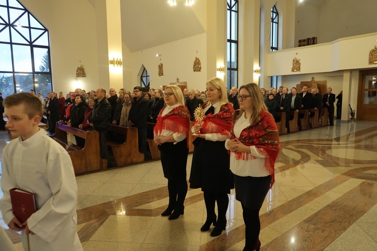 Uroczyste wprowadzenie relikwii do kościoła sanktuaryjnego.