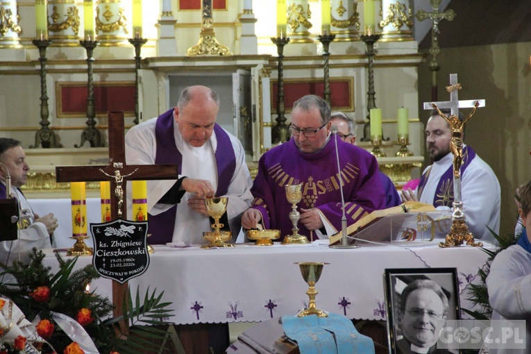 Ostatnie pożegnanie ks. Zbigniewa Cieszkowskiego w Trzebiszewie
