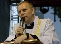 Bp Piotr Turzyński prowadzi adorację Najświętszego Sakramentu na Apelu Młodych w Radomiu podczas Światowych Dni Młodzieży w lipcu 2016 r.