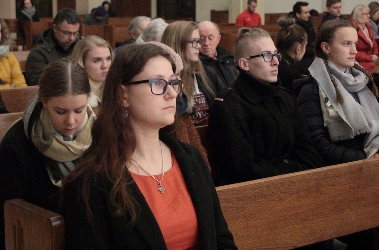 W modlitwie wzięli udział przedstawiciele Ruchu Światło-Życie, a także parafianie.