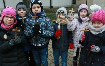 Każde dziecko przyniosło z domu krzyż, który niosło ze sobą.