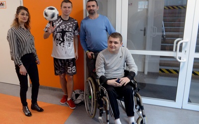 Kamil z rodzicami i Pawłem Skórą, mistrzem świata we freestyle footballu, który w ubiegłym roku był gościem i gwiazdą turnieju.