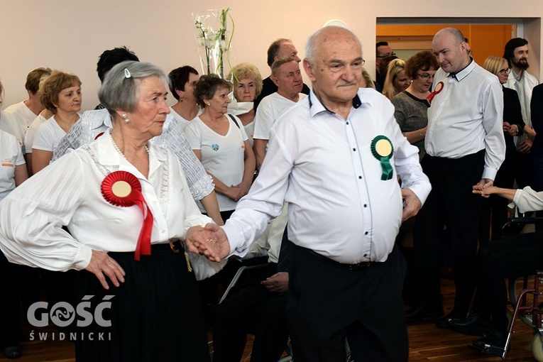 Uroczystość rozpoczął polonez w wykonaniu seniorów.