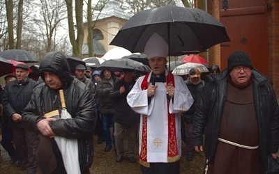 Kilka tysięcy wiernych wraz z bp. Zbigniewem Zielińskim na pierwszej Drodze Krzyżowej na Kalwarii Wejherowskiej