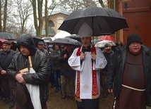Kilka tysięcy wiernych wraz z bp. Zbigniewem Zielińskim na pierwszej Drodze Krzyżowej na Kalwarii Wejherowskiej
