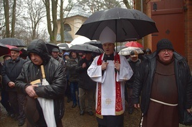 Kilka tysięcy wiernych wraz z bp. Zbigniewem Zielińskim na pierwszej Drodze Krzyżowej na Kalwarii Wejherowskiej