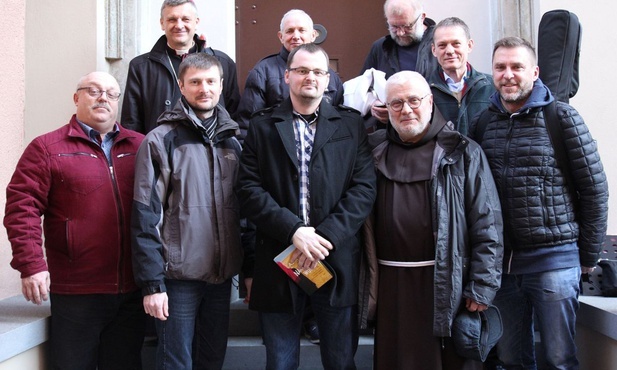 Ekipa ewangelizatorów z bp. Romanem Pindlem przy wejściu do Zakładu Karnego w Cieszynie.