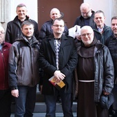 Ekipa ewangelizatorów z bp. Romanem Pindlem przy wejściu do Zakładu Karnego w Cieszynie.