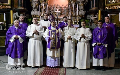 Pamiątkowe zdjęcie lektorów z biskupem i moderatorami WSD.