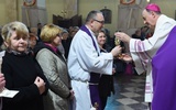 Biskup przekazuje relikwie św. o. Pio parafiom w Ostrowie i Laskowej.