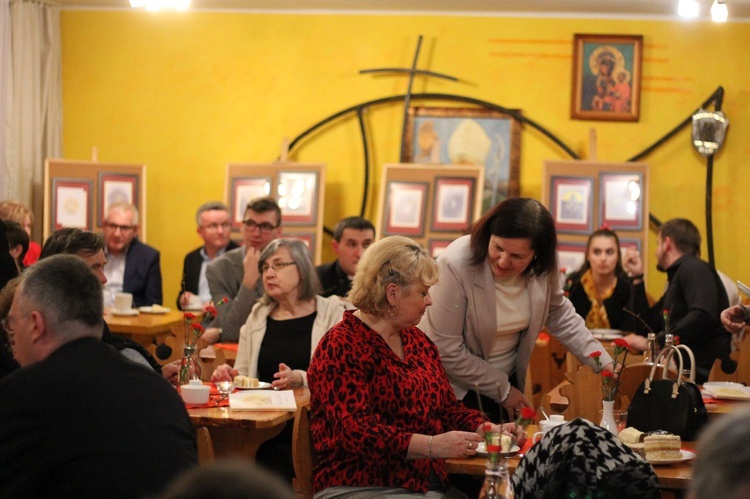 Pustków-Osiedle. Promocja książki Agnieszki Kani "Szukając sensu - drogi krzyżowe ścieżkami życia"