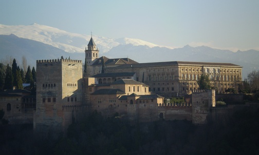 Alhabra, w tle Sierra Nevada